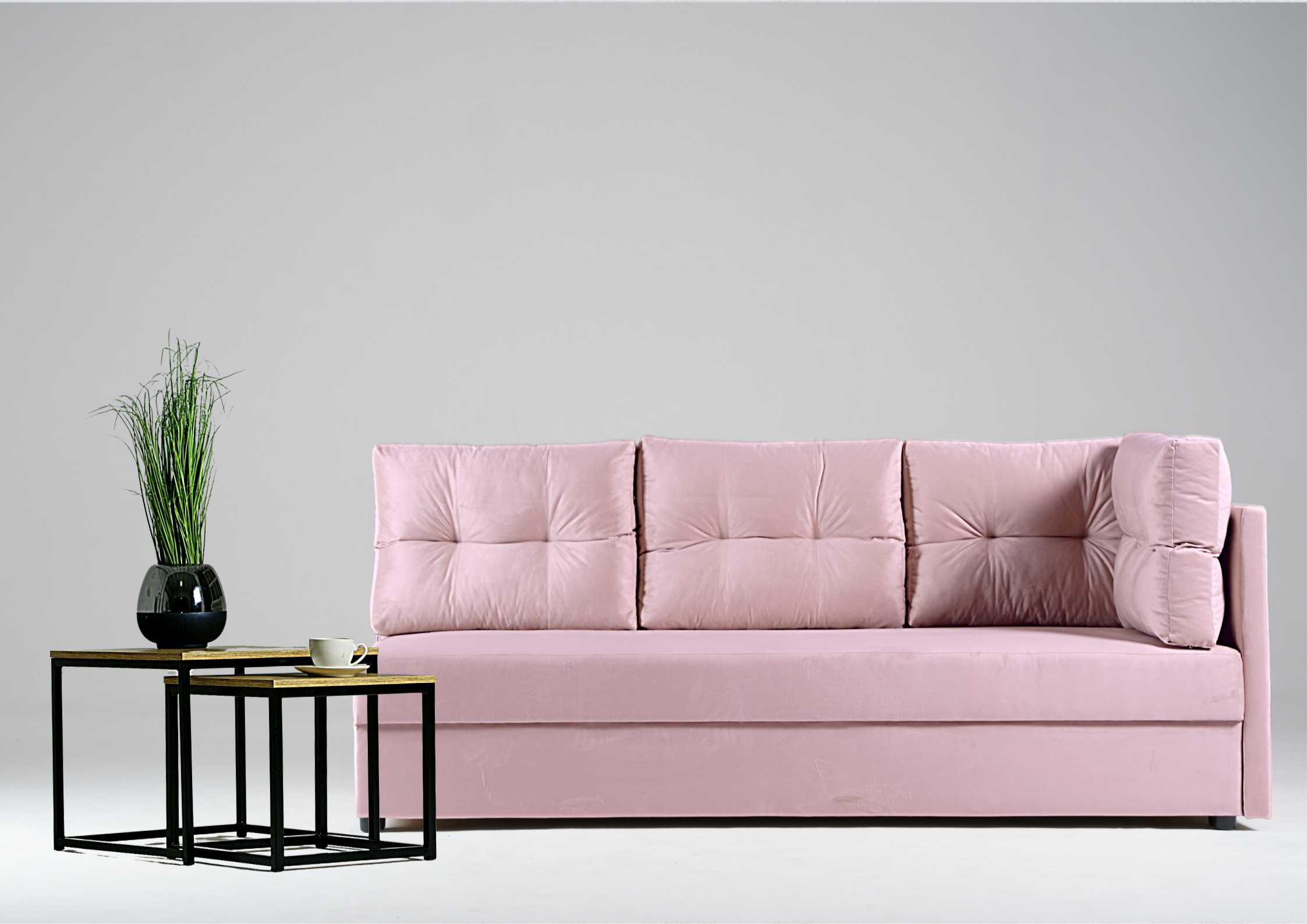 Różowa sofa do salonu